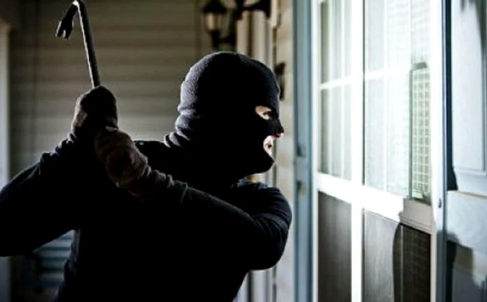 
    Hoţul din Slatina a rămas prins cu capul în geamul spartfoto: captura Facebook  