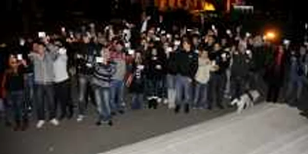 La ultimul protest, studenţii gălăţeni şi-au aruncat carnetele pe treptele Prefecturii. Foto: Bogdan Nistor