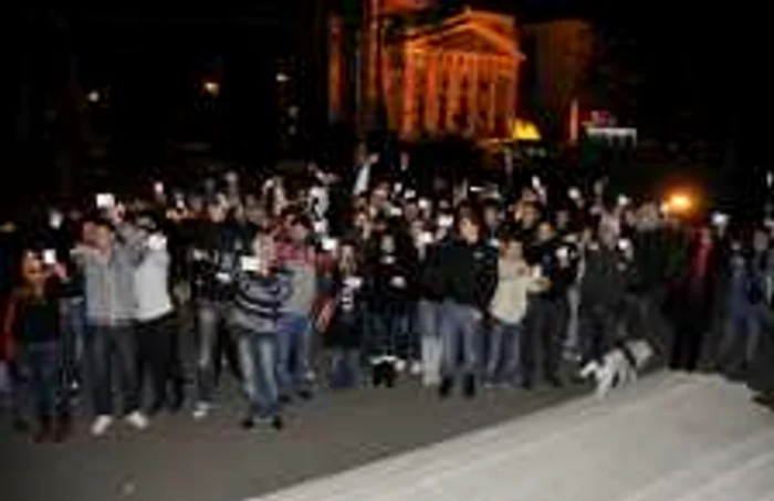 La ultimul protest, studenţii gălăţeni şi-au aruncat carnetele pe treptele Prefecturii. Foto: Bogdan Nistor