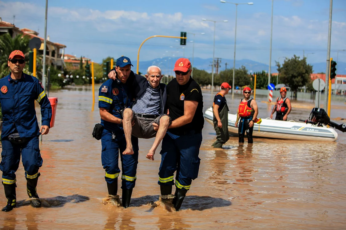 Localnicii au fost  evacuați de pompieri. Fotografii: AFP/ profimedia