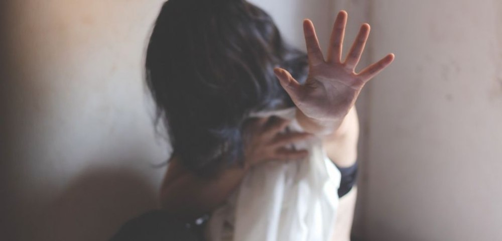 Tată din București, acuzat că și-a violat fiicele minore timp de aproape un deceniu
