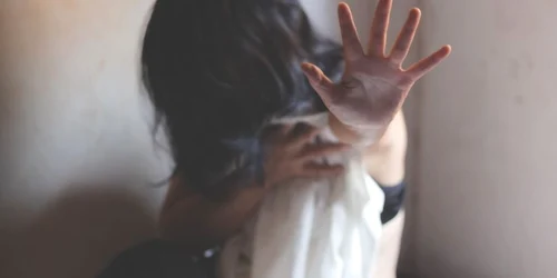 femeie viol victima frica foto shutterstock