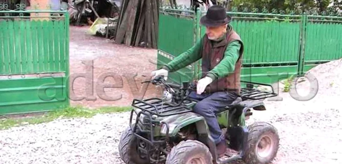 Bătrânul ATV-ist are 90 de ani
