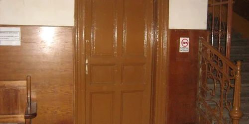 Intrarea în adăpostul Protecţiei Civile din holul Palatul de Justiţie