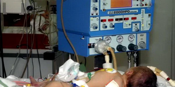 Micuța a rămas în grija medicilor