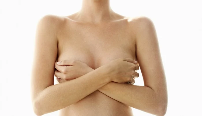 Cel mai comun simptom al cancerului mamar este prezenţa nodulilor la nivelul sânilorclickpentrufemei.ro