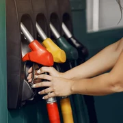 Alimetarea cu combustibil la benzinarie foto freepik com jpg