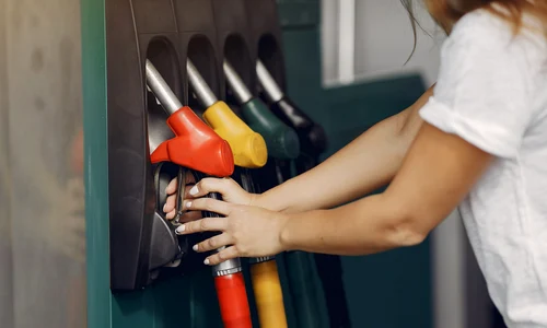 Alimetarea cu combustibil la benzinarie foto freepik com jpg