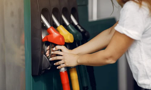 Alimetarea cu combustibil la benzinarie foto freepik com jpg