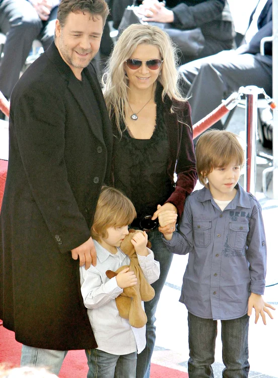 Cei doi copii ai cuplului, Charles (9 ani) şi Tennyson (6 ani), erau îngrijiţi exemplar de tatăl lor