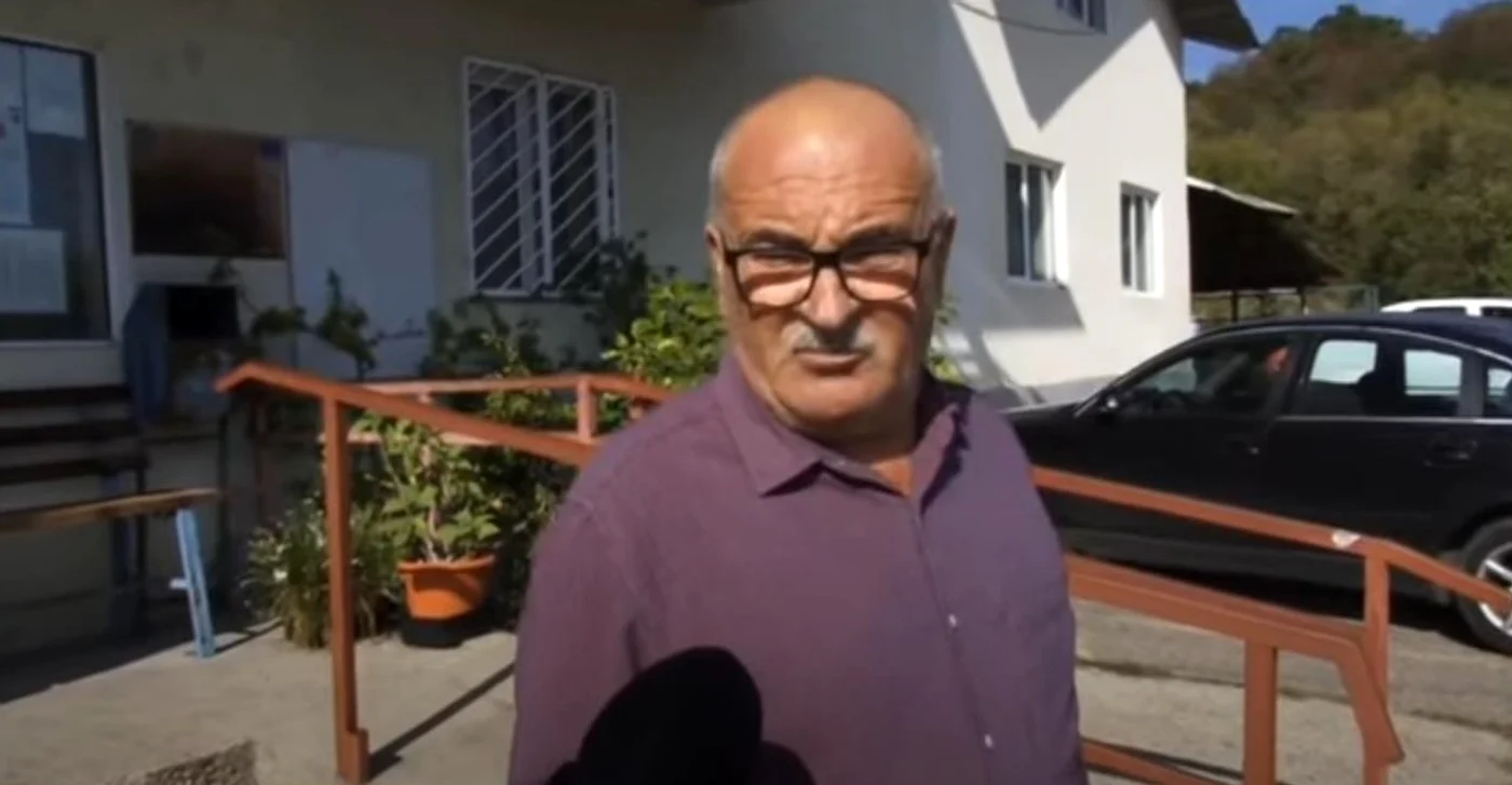 Primarul în Gheorghe Ţucă fura curent electric. Foto: captură video