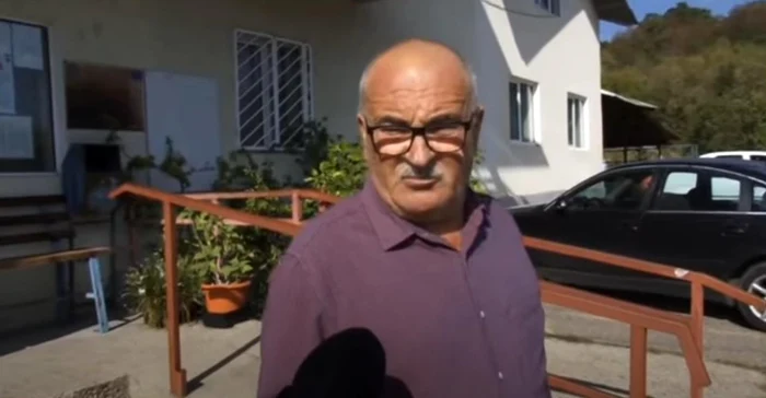Primarul în Gheorghe Ţucă fura curent electric. Foto: captură video