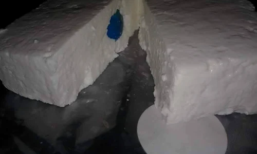 În interiorul bucății de brânză se află o bilă de plastic jpeg