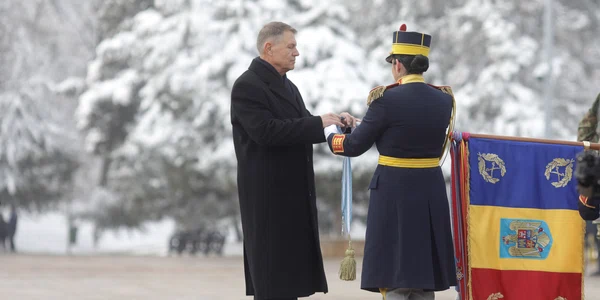 Klaus Iohannis şi Marcel Ciolacu depun coroane la Mormântul Ostaşului Necunoscut cu ocazia Zilei Unirii Principatelor Române în București 24 ianuarie 2024 FOTO Inquam Photos George Călin (3) jpg