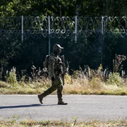 Personal militar patrulează în apropierea gardului de la granița dintre Finlanda și Rusia