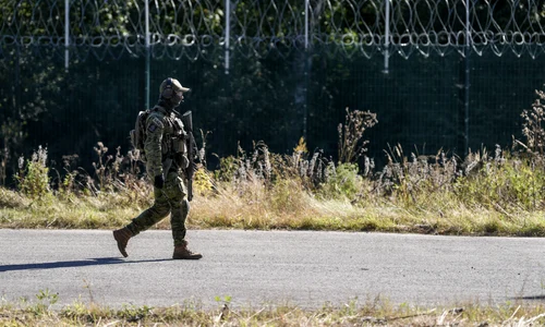 Personal militar patrulează în apropierea gardului de la granița dintre Finlanda și Rusia