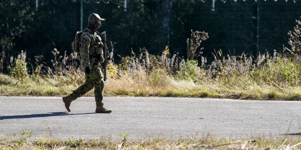 Personal militar patrulează în apropierea gardului de la granița dintre Finlanda și Rusia
