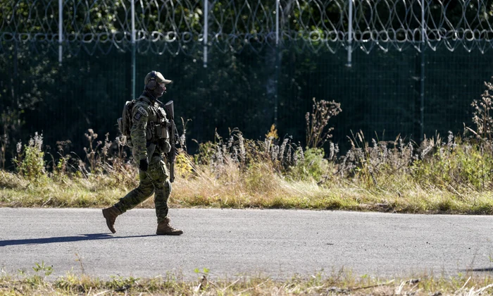 Personal militar patrulează în apropierea gardului de la granița dintre Finlanda și Rusia