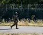 Personal militar patrulează în apropierea gardului de la granița dintre Finlanda și Rusia