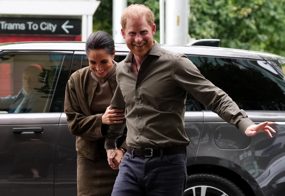 Meghan și Harry încearcă să se integreze, dar eșuează cu succes.