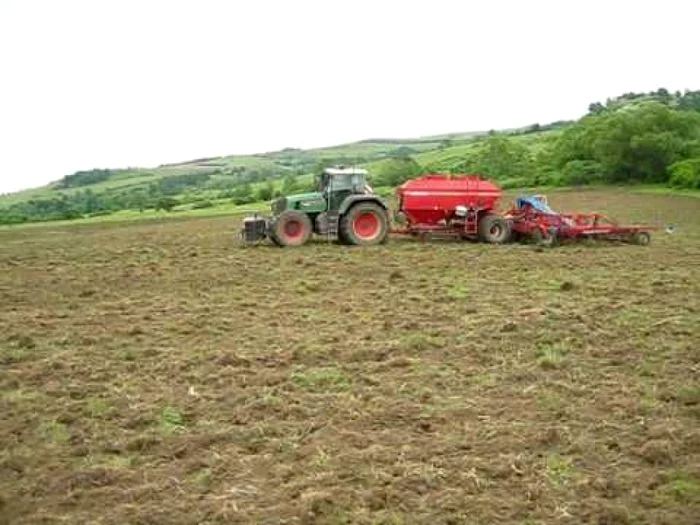 Un tractor pe câmp