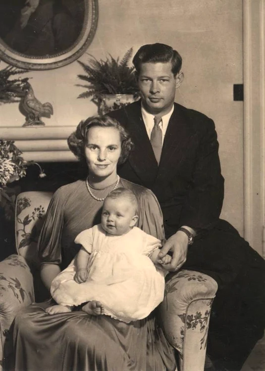 Regele Mihai si Regina Ana cu Principesa Margareta, 1950 jpeg