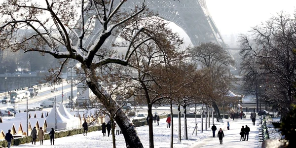 turn eiffel iarna