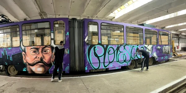 Tramvai din Ploieşti pictat cu chipul lui Caragiale