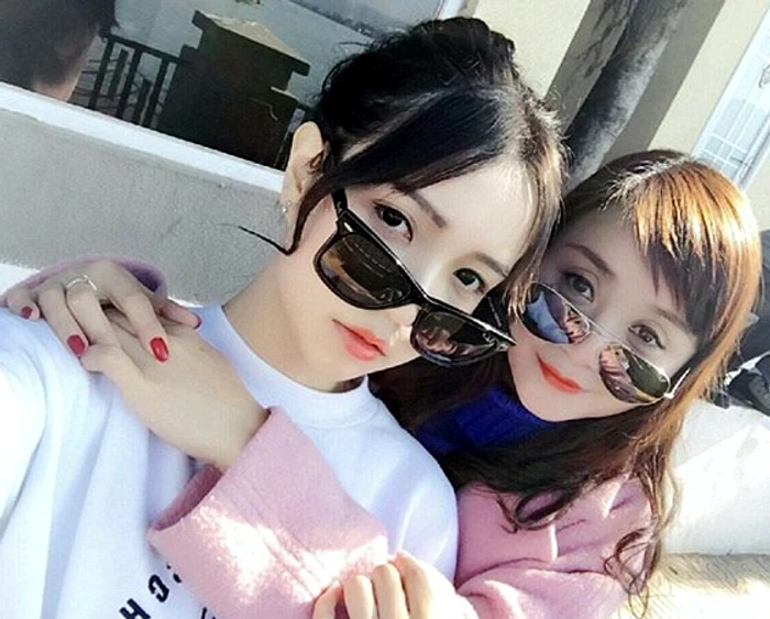 
    Mama și fiica par apropiate de vârstă Foto: arhivă personală  