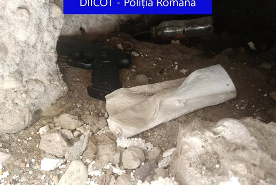 
    Aici a fost găsit pistolul interlopului BoncuFoto:DIICOT  