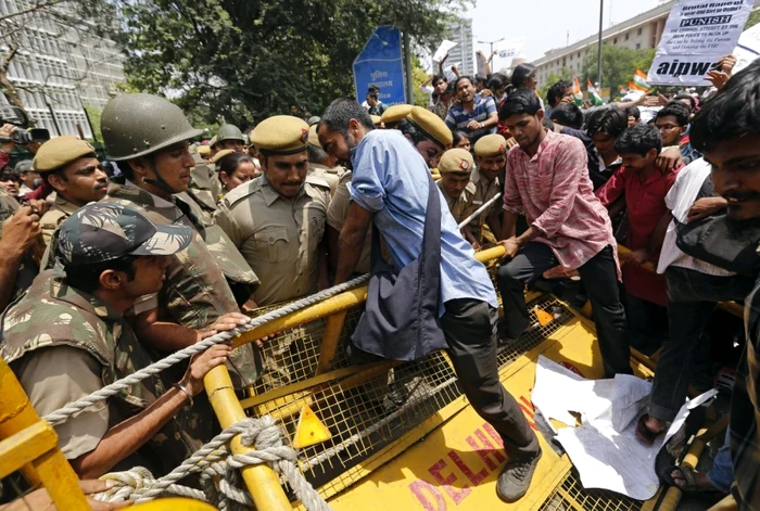 Protestatarii au încercat să escaladeze baricadele puse de poliţia din New Delhi FOTO Reuters