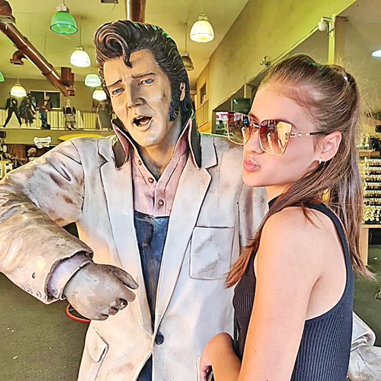 S-a fotografiat şi cu statuia  unuia dintre starurile  preferate, Elvis Presley
