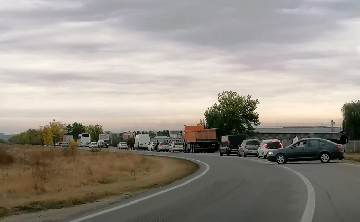 În urma coliziunii traficul a fost blocat pe ambele sensuri de mers FOTO: Facebook/Info Trafic Slatina