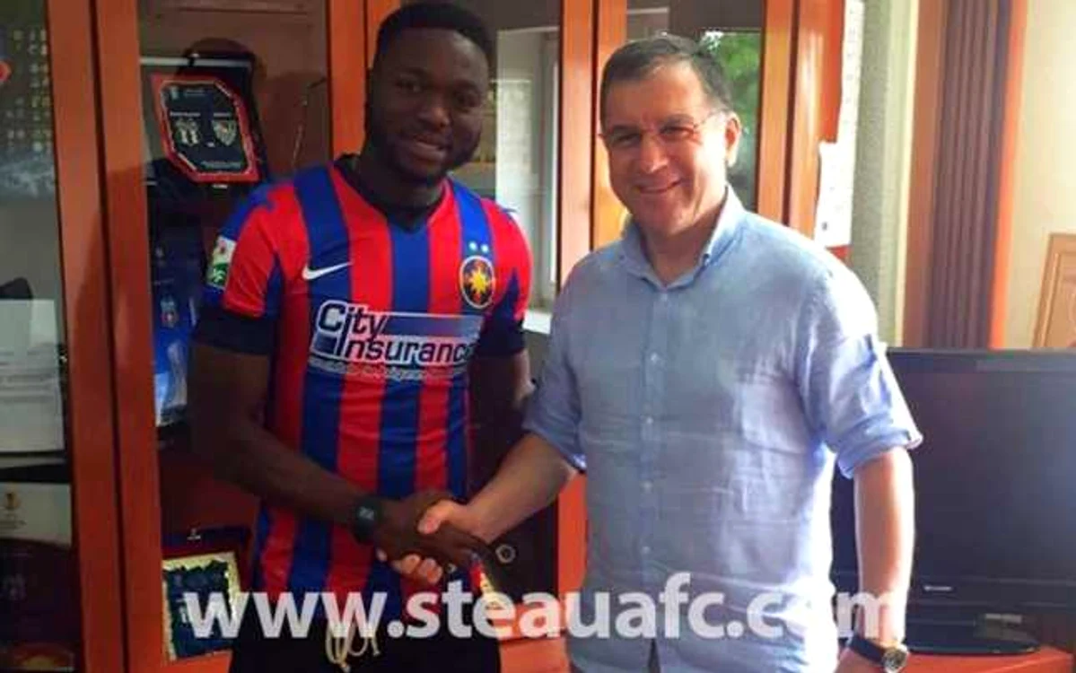 Sulley Muniru a bătut palma cu preşedintele Stelei, Valeriu Argăseală. FOTO: steauafc.ro