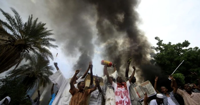 Un protest împotriva filmului „Inocenţa Musulmanilor”, considera ofensator la adresa Islamului, a degenerat în incendierea ambasadei germane din capitala Sudanului FOTO: Reuters