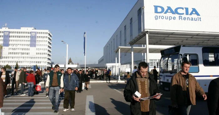 Angajaţii de la Dacia mai stau acasă încă două zile