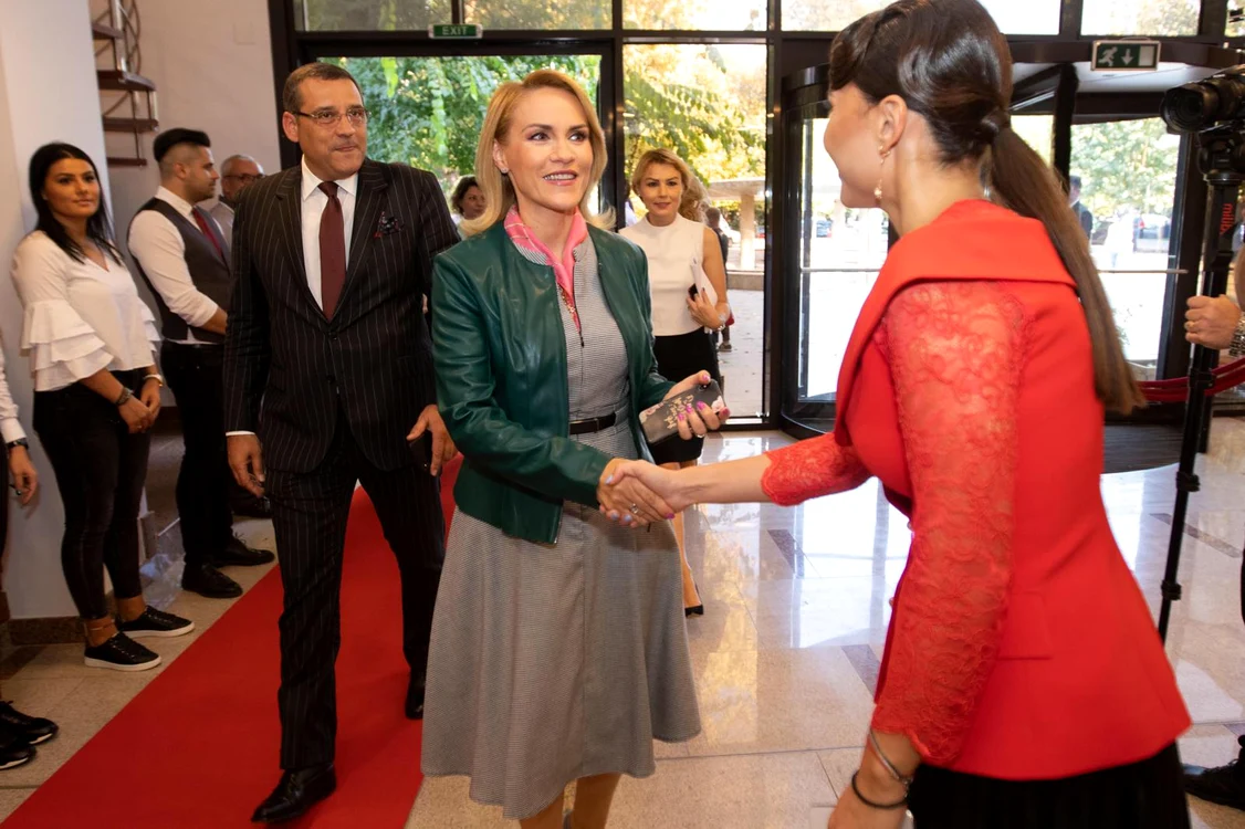 Gabriela Firea a fost prezentă la eveniment și a fost întâmpinată de Alexandra Dobre, șefa Centrului pentru Seniori