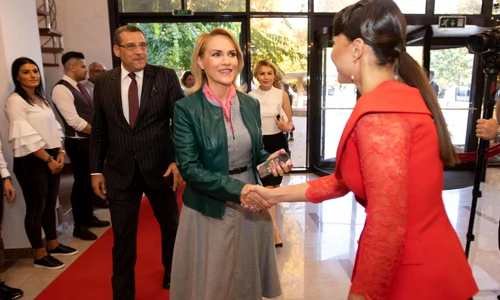 Gabriela Firea a fost prezentă la eveniment și a fost întâmpinată de Alexandra Dobre, șefa Centrului pentru Seniori jpeg