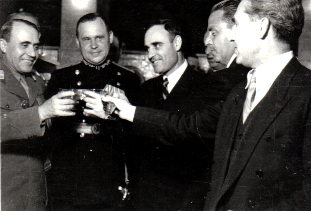 Gheorghe Gheorghiu Dej la recepţia Comisiei aliate de control, cu prilejul zilei de 9 Mai 1945, ziua Victoriei împotriva fascismului (© „Fototeca online a comunismului românesc”, cota: 180/1945)