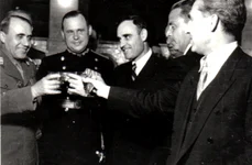 Gheorghe Gheorghiu Dej la recepţia Comisiei aliate de control, cu prilejul zilei de 9 Mai 1945, ziua Victoriei împotriva fascismului (© „Fototeca online a comunismului românesc”, cota: 180/1945)
