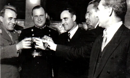 Gheorghe Gheorghiu Dej la recepţia Comisiei aliate de control, cu prilejul zilei de 9 Mai 1945, ziua Victoriei împotriva fascismului (© „Fototeca online a comunismului românesc”, cota: 180/1945)