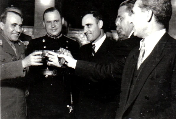 Gheorghe Gheorghiu Dej la recepţia Comisiei aliate de control, cu prilejul zilei de 9 Mai 1945, ziua Victoriei împotriva fascismului (© „Fototeca online a comunismului românesc”, cota: 180/1945)