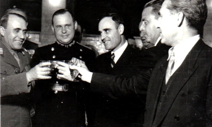 Gheorghe Gheorghiu Dej la recepţia Comisiei aliate de control, cu prilejul zilei de 9 Mai 1945, ziua Victoriei împotriva fascismului (© „Fototeca online a comunismului românesc”, cota: 180/1945)