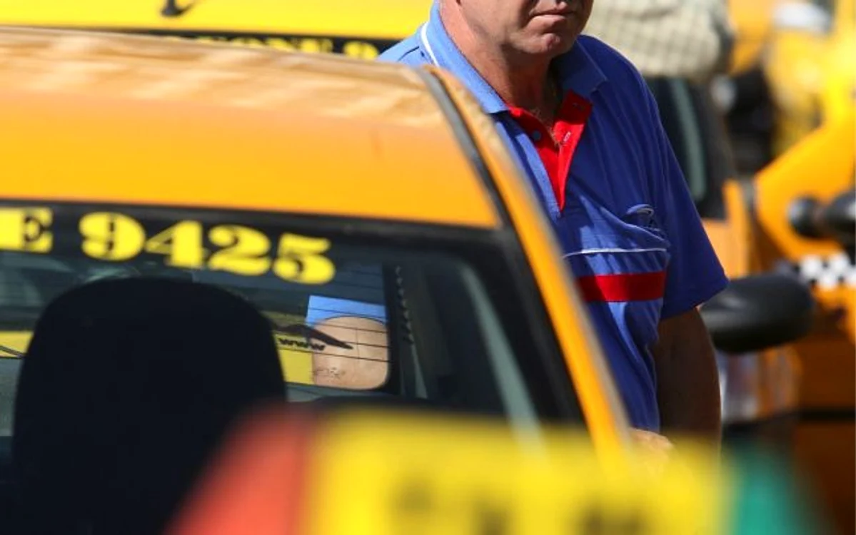 Sute de taxiuri sunt disponibile la orice oră să preia o comandă
