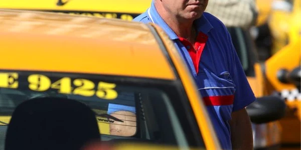 Sute de taxiuri sunt disponibile la orice oră să preia o comandă