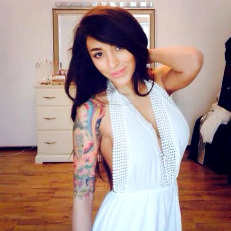 
    Cântăreaţa alternează momentele sexy cu cele copilăreşti (foto Instagram)  