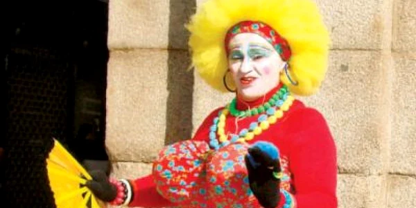Dumitru Popa şi-a făcut costumul din haine vechi