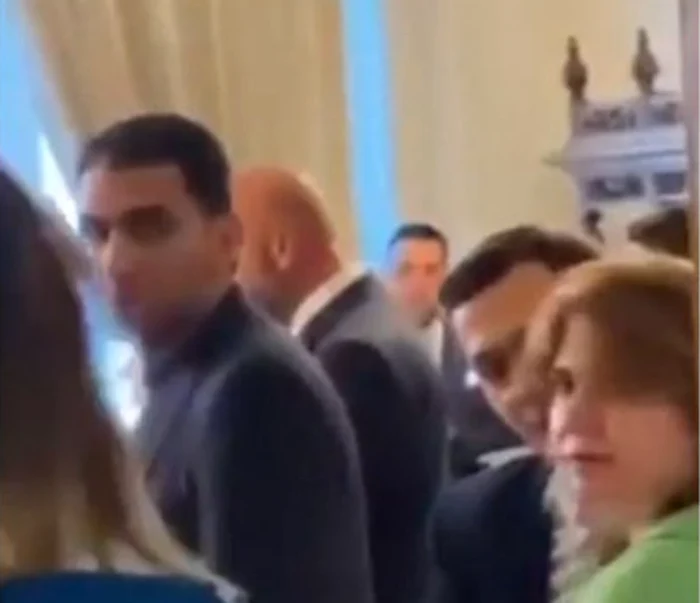 Imagini surprinse din timpul petrecerii arată mai multe persoane care nu poartă mască de protecţieFoto: Antena 3