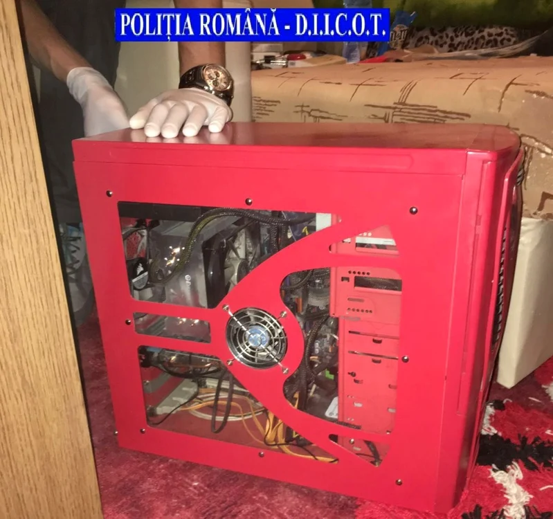 Una dintre unităţile de calculator ridicate de poliţişti de la suspectul de atacuri informatice Foto: DIICOT