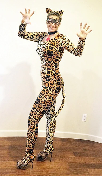 8. Tot felină s-a dorit a fi  de Halloween şi această  doamnă. Să fie leopard sau  vreo cunoscută impresară?